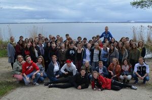 Vor schöner Kulisse am Steinhuder Meer: die Teilnehmenden mit Teamerinnen und Teamern. Foto: Dorothee Lüdeke