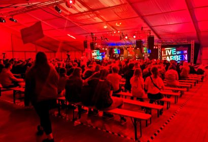 Singen und schweigen: Taizé-Andacht beim Landesjugendcamp ... Foto: Mattes Meußling
