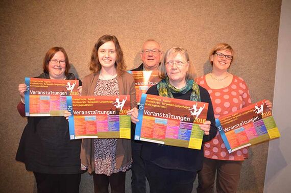 Viele tolle Veranstaltungen und ein buntes Plakat (von links): Reni Kruckemeyer-Zettel, Nora Schneider, Werner Bürgel, Dorothee Lüdeke und Anna Thumser. Foto: Anke Wiese