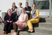 Zwei neue Teamplayer im Kirchenkreisjugenddienst: Phil Rieger und Anja Goral (hinten, von rechts) wurden von Reni Kruckemeyer-Zettel (von links), Anne Basedau, Anna Thumser und Beate Granobs begrüßt. Foto: Andrea Hesse