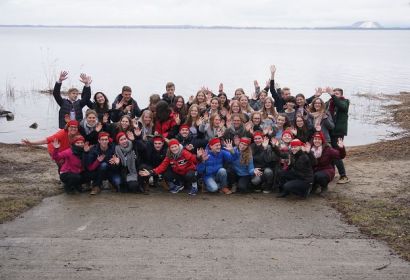Schöne Kulisse für die JuLeiCa-Ausbildung: die Gruppe aus dem Kirchenkreis Burgwedel-Langenhagen am Steinhuder Meer. Foto: Anne Basedau