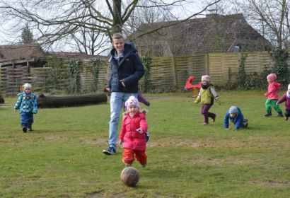 Marco Michalke spielt mit den Kindern der ev.-luth. KiTa in Mellendorf Fußball. Foto: Andrea Hesse.