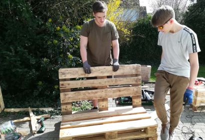 Reik und Benni haben aus alten Paletten Möbel für die Terrasse vor dem Jugendraum gebaut.