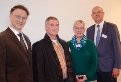 Tilman de Boer (von links), Michael Brodermanns und Christiane Höppner-Groth freuen sich mit Superintendent Holger Grünjes auf die kommende Arbeit im Kirchenkreistag. Auf dem Foto fehlt Beisitzerin Frauke Kiel. Foto: Andrea Hesse