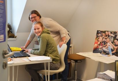 Noa Schmalstieg (vorne) entlastet Anna Thumser bei den Verwaltungsarbeiten im Kirchenkreisjugenddienst. Foto: Andrea Hesse