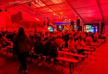 Singen und schweigen: Taizé-Andacht beim Landesjugendcamp ... Foto: Mattes Meußling