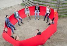 Mit einem riesigen, elastischen roten Tuch schwingt sich das Team auf die Zeit in Mardorf ein. Foto: Andrea Hesse