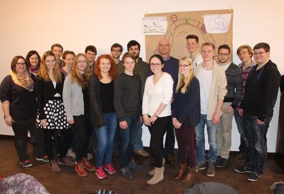 Die Teilnehmerinnen und Teilnehmer der ersten „offiziellen“ Sitzung des Jugendkonvents mit Superintendent Holger Grünjes.