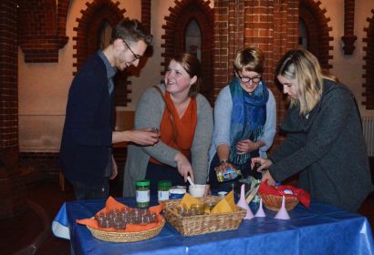 Schön salzig: Phil Rieger (von links), Sophie Menzel, Anja Goral und Laura Schmidt mahlen und mischen Salz. Foto: Andrea Hesse