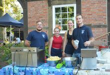 Frische Pommes, zubereitet von Mitgliedern der Freiwilligen Feuerwehr und der Landjugend Wedemark. Foto: Andrea Hesse
