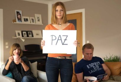 Anna, Annika und Finnja stehen für den Frieden auf.