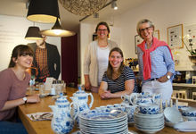 Sarina Schneider (von links), Anna Thumser und Anne Basedau bedanken sich im edelMut-Laden in Burgwedel bei Bettina Bode. Foto: Andrea Hesse