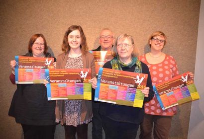 Viele tolle Veranstaltungen und ein buntes Plakat (von links): Reni Kruckemeyer-Zettel, Nora Schneider, Werner Bürgel, Dorothee Lüdeke und Anna Thumser. Foto: Anke Wiese
