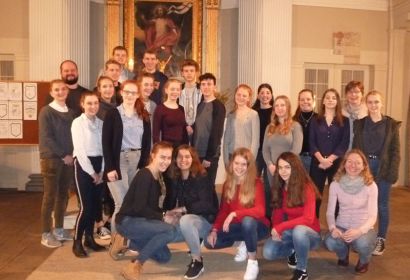 Die Trainees aus der Region Wedemark mit ihren Ausbilderinnen und Ausbildern in der Brelinger Kirche.