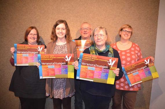 Viele tolle Veranstaltungen und ein buntes Plakat (von links): Reni Kruckemeyer-Zettel, Nora Schneider, Werner Bürgel, Dorothee Lüdeke und Anna Thumser. Foto: Anke Wiese