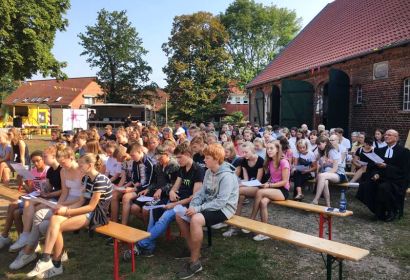 Gemeinsam zuhören, singen und beten: Jugendgottesdienst vor der Elzer Pfarrscheune. Foto: Ute Weiß