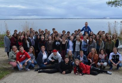 Vor schöner Kulisse am Steinhuder Meer: die Teilnehmenden mit Teamerinnen und Teamern. Foto: Dorothee Lüdeke