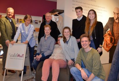 Heidrun Zeilbeck und Friedrich Engeling (links) mit Haupt- und Ehrenamtlichen des Kirchenkreisjugenddienstes im Burgwedeler edelMut-Geschäft. Foto: Andrea Hesse