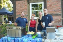 Frische Pommes, zubereitet von Mitgliedern der Freiwilligen Feuerwehr und der Landjugend Wedemark. Foto: Andrea Hesse