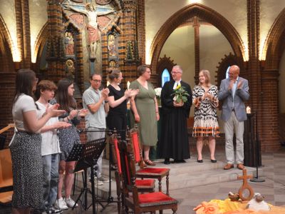 Superintendent Dirk Jonas (3. von rechts) gab Anna Thumser einen Segen mit auf den weiteren Weg. Foto: Andrea Hesse