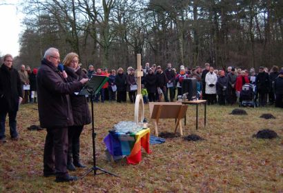 Seit 20 Jahren schon organisiert Werner Bürgel (mit Mikro) die Heiligabend-Gottesdienste auf der Wiese im Stadtwald. Foto: Dirk Lange
