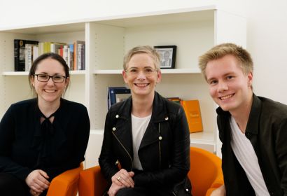 Gute Gespräche: Landessuperintendentin Dr. Petra Bahr (Mitte) mit Maren Konradt und Ole Mewes. Foto: Fabian Gartmann