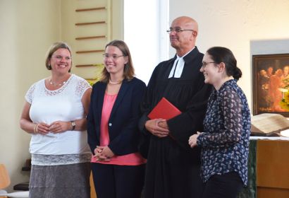 Anne Basedau (2. von links) mit Anna Thumser (links), Superintendent Holger Grünjes und Maren Konradt von der Evangelischen Jugend. Foto: Andrea Hesse